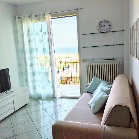 Appartamento A Riccione Con Balconcino Vista Mare Exteriör bild