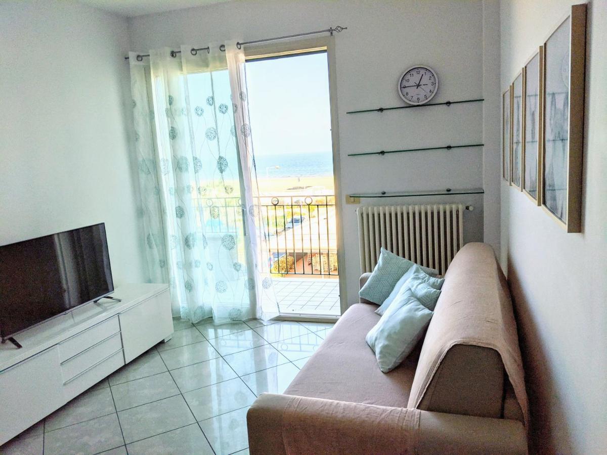 Appartamento A Riccione Con Balconcino Vista Mare Exteriör bild