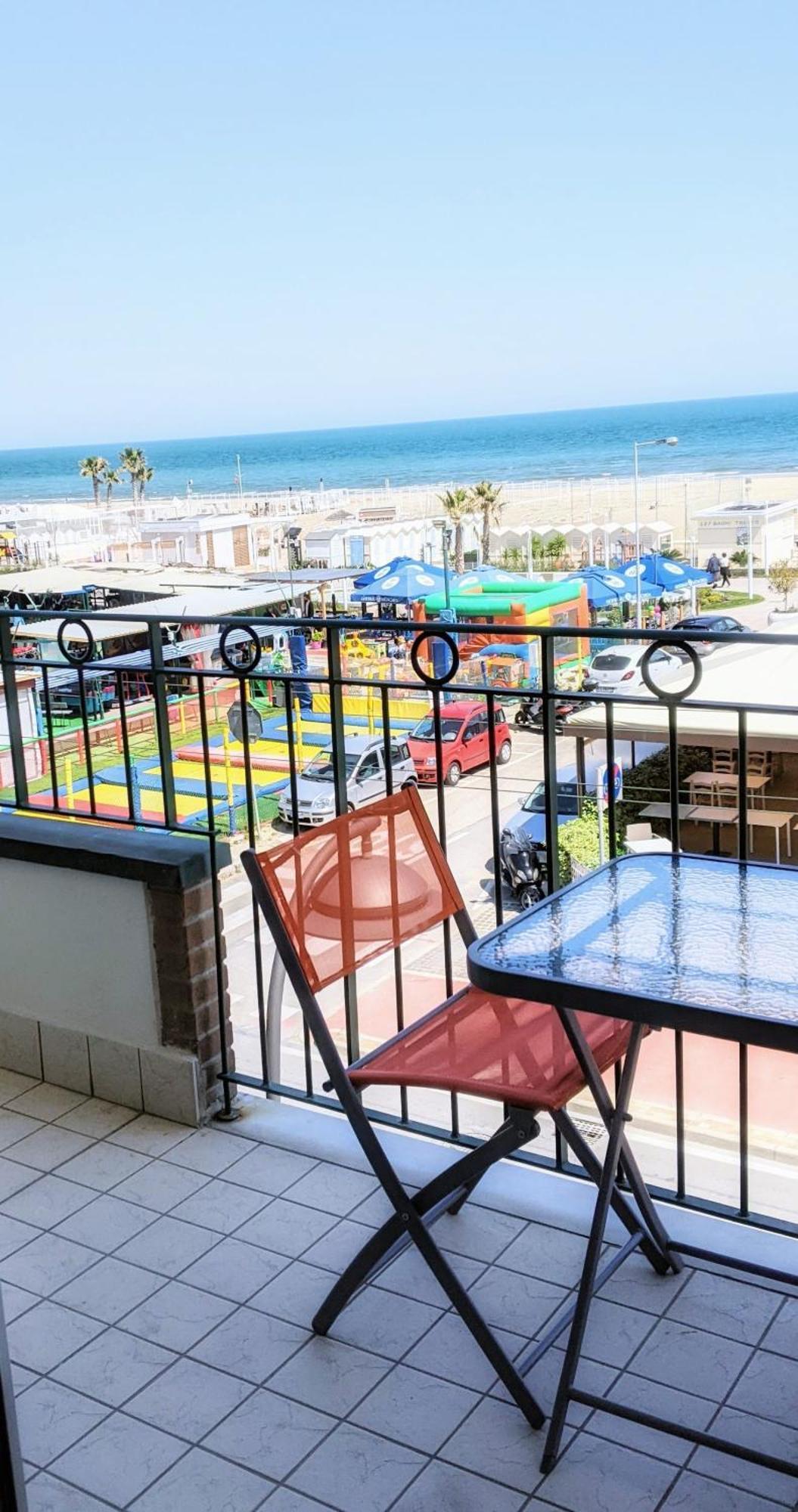 Appartamento A Riccione Con Balconcino Vista Mare Exteriör bild